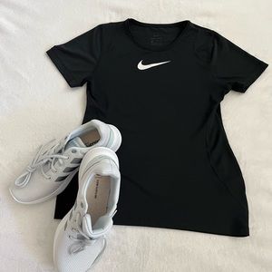 Girl’s Nike Swoosh training shirt
